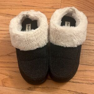 Dearfoams Women's Black Slippers with White Fur